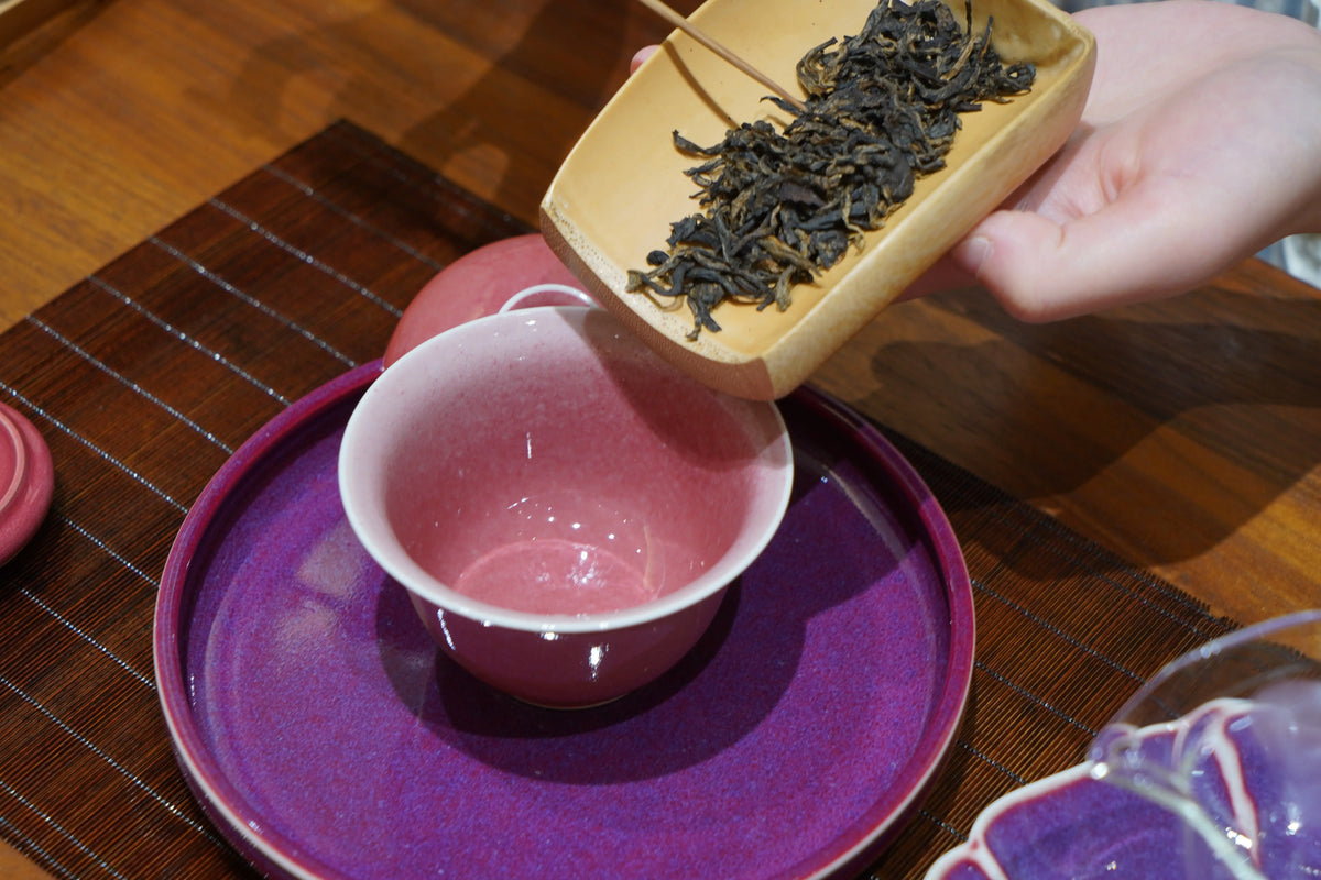 適合冷氣房飲用的溫性老紅茶，驅寒暖胃、加速午間代謝，告別身體沉重感
