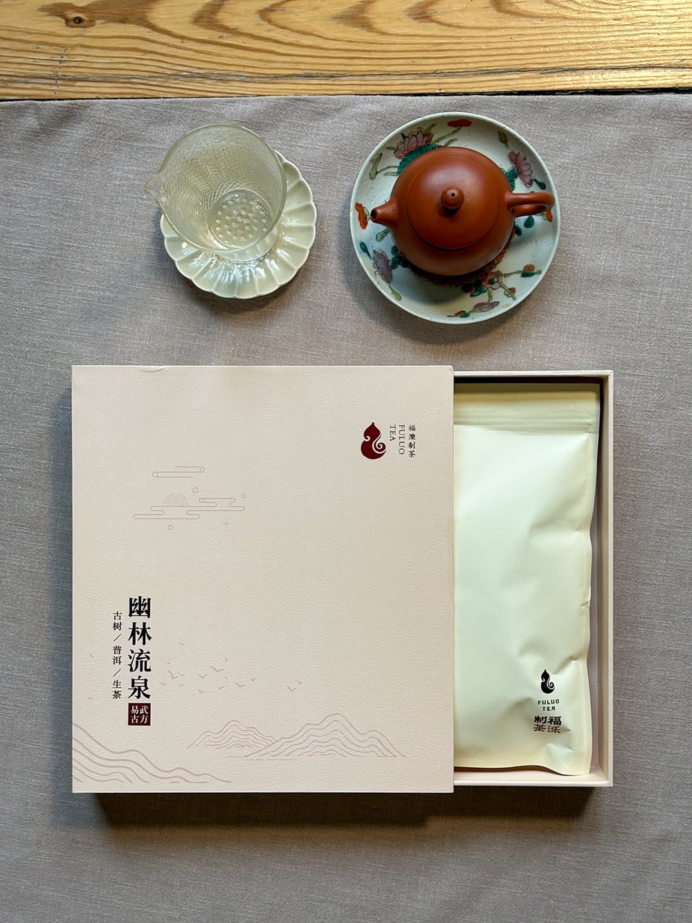 這款茶呈現鮮明的柑橘與春花香氣，伴隨蜂蜜甜感，背景隱現夏日森林與甜木的氣息。口感輕盈絲滑、純淨甘甜且毫無苦澀，花香伴隨著纖细的野莓與青檸般清爽的涼感。飲後舌尖縈繞著優雅的花香與回甘。茶氣鮮明且帶有電擊般的活力，能提振精神、帶來專注與沉穩，隨後化為身處陽光森林般的靜謐與舒適。